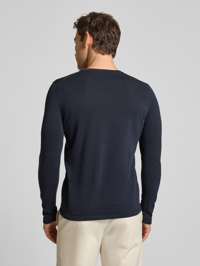 Męski model nosi Slim Fit Pullover in Strick-Optik Modell 'Mino' od Drykorn z bawełny, krój slim fit, okrągły dekolt, długość tyłu 72 cm, długość rękawów 70 cm, imitacja dzianiny, ciemnogranatowy, widok całej sylwetki z tyłu