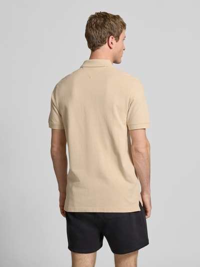 Männermodel trägt Regular Fit Poloshirt aus reiner Baumwolle von Tommy Jeans in Optik: Unifarben, Piqué-Struktur, Ganzkörperansicht Rückansicht.