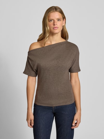 Frauenmodel trägt Regular Fit T-Shirt mit Viskose-Anteil Modell 'SILLY' von ONLY in Braun, glatte Struktur, Damen T-Shirt, Ganzkörperansicht von vorne.