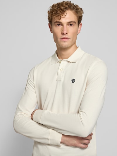 Männermodel draagt Regular Fit poloshirt uit puur katoen van MCNEAL met Polokraag, knoopsluiting, labelstitching, shirt met lange mouwen, ruglengte bij maat M 73 cm, nahaufnahme bovenlichaam.