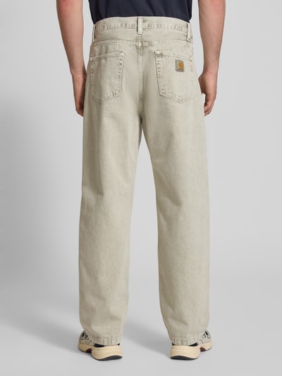Männermodel trägt Jeans mit Eingrifftaschen Modell 'Landon' von Carhartt Work In Progress, Relaxed-Fit, Reine Baumwolle, Ganzkörperansicht Rückansicht.