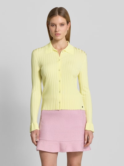 Vrouwenmodel draagt gebreid jack uit viscosemix met platte kraag, riblook, knoopsluiting, slim fit van Marc Cain, dames, vooraanzicht bovenlichaam.