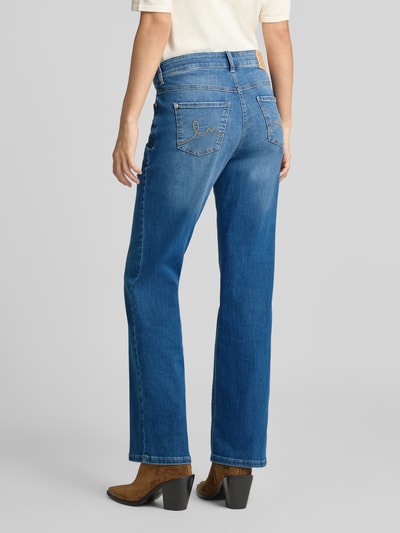Frauenmodel trägt blaue Straight Fit Jeans aus Baumwoll-Mix im 5-Pocket-Design von MAC, mittlere Waschung, Ganzkörperansicht Rückansicht, Damen Straight Fit Jeans von MAC.