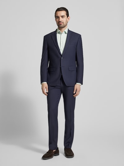 Männermodel trägt Slim Fit Business-Hemd mit Kentkragen von OLYMP Level Five, elastischer Baumwoll-Mix, Ganzkörperansicht von vorne.