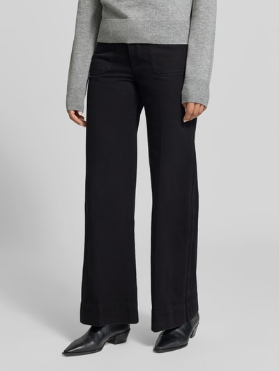 Frauenmodel trägt Wide Fit Jeans aus reiner Escorial Wolle von Victoria Beckham in Schwarz mit aufgesetzten Taschen, Ganzkörperansicht von vorne.