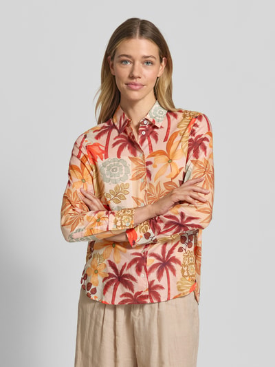 Frauenmodel trägt Regular Fit Bluse im Allover-Look von Christian Berg Woman aus Reine Baumwolle mit Hemdblusenkragen, Ganzkörperansicht von vorne.
