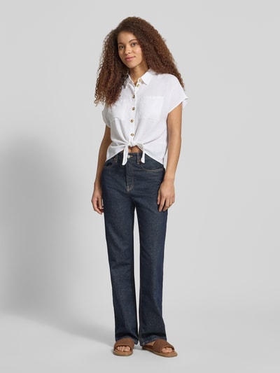 Vrouwenmodel draagt Regular Fit overhemdblouse uit viscose-linnen-mix model 'PIA' van Pieces, effen kleuren, knoopsluiting, overhemdkraag, korte mouw, rompzoom met knoopdetail, Ganzkörperansicht von voren.