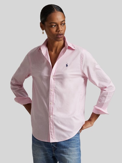 Frauenmodel trägt Slim Fit Hemdbluse aus reiner Baumwolle von Polo Ralph Lauren, Optik: Unifarben, Ganzkörperansicht von vorne.