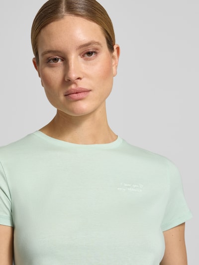 Frauenmodel trägt Regular Fit T-Shirt aus reiner Baumwolle von Tom Tailor Denim, efekt: jednolity kolor, wyhaftowany napis, okrągły dekolt, krótki rękaw, dżersej, damski t-shirt, materiał: bawełna, Nahaufnahme Oberkörper