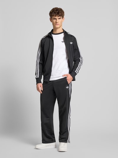 Männermodel trägt Longsleeve mit Label-Stitching von adidas Originals, reine Baumwolle, Regular Fit, Rundhalsausschnitt, ganzkörperansicht von vorne.
