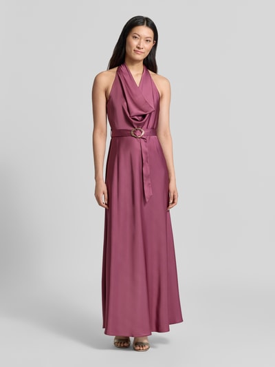 Frauenmodel trägt Abendkleid mit Neckholder von Rinascimento aus Material-Mix mit Stretch, tailliert, Gürtel, Maxikleid, Ganzkörperansicht von vorne.