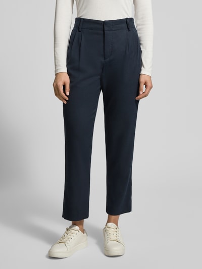 Frauenmodel trägt Stoffhose mit Gesäßtaschen Modell 'DISPATCH' von Drykorn, dunkelblau, Regular Fit, Nahaufnahme Oberkörper bis Fuß.