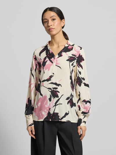 Kobiece model prezentuje Blusenshirt mit V-Ausschnitt Modell 'BENE' od Soyaconcept, czysta wiskoza, luźny krój, jasne i czarne, różowe wzory kwiatowe, długość tyłu w rozmiarze S: 66 cm, długość rękawa: 63 cm, widok całej sylwetki z przodu.