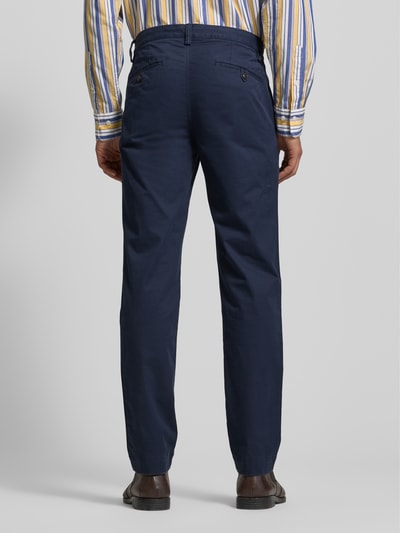 Männermodel trägt Stoffhose mit Gesäßtaschen von Polo Ralph Lauren, Dunkelblau, Baumwoll-Elasthan-Mix, Slim-Fit, Ganzkörperansicht Rückansicht.