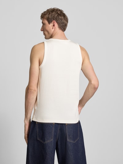 Männermodel trägt Slim Fit Tank Top aus Baumwoll-Mix von Marc O'Polo Denim in Unifarbe, Rippstrick, breite Träger, Ganzkörperansicht Rückansicht.