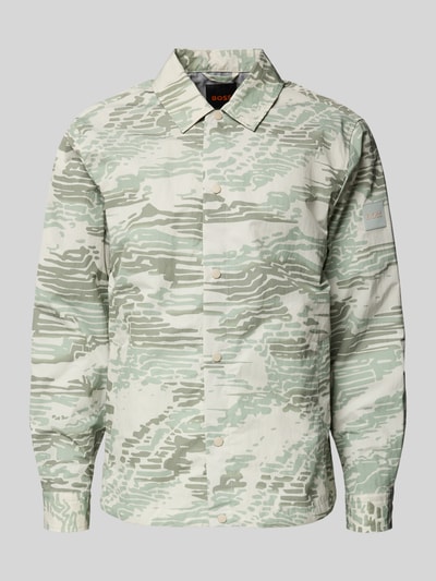Produktfoto, Regular Fit Hemdjacke mit Rumpftunnelzug Modell 'LELDON' von BOSS Orange im Allover-Camouflage-Muster mit Druckknöpfen, Label-Stitching, Rückenpasse mit Cacharel-Falte, langen Ärmeln mit Manschetten und seitlichen Eingrifftaschen.
