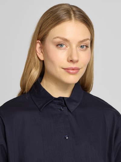 Frauenmodel trägt Regular Fit Hemdbluse mit Hemdblusenkragen von ROBE LÉGÈRE, dunkelblau, Baumwoll-Mix, Nahaufnahme Oberkörper.