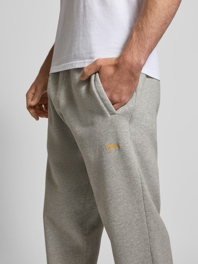 Männermodel trägt Sweatpants mit elastischem Bund Modell 'Script' von BLKVIS in Grau aus reiner Baumwolle, Relaxed-Fit, Nahaufnahme Oberkörper