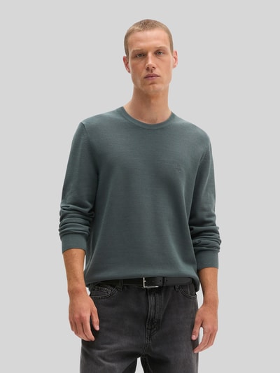 Mężczyzna nosi Regular Fit Pullover aus reiner Baumwolle von Marc O'Polo, kolor zielony, faktura dzianiny, Ganzkörperansicht von vorne.