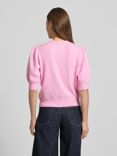 Frauenmodel trägt Regular Fit Strickpullover mit Crew Neck Modell 'DOFFY' von Vero Moda in Rosa, unifarben, Strickoptik, Ganzkörperansicht Rückansicht