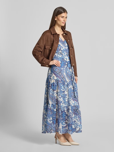 Vrouwenmodel draagt midi-jurk im all-over look mit strikceintuur van Oui, A-lijn, V-hals, ruglengte maat 36: 129 cm, borstwijdte 49 cm, geheellichaamsaanzicht van voren