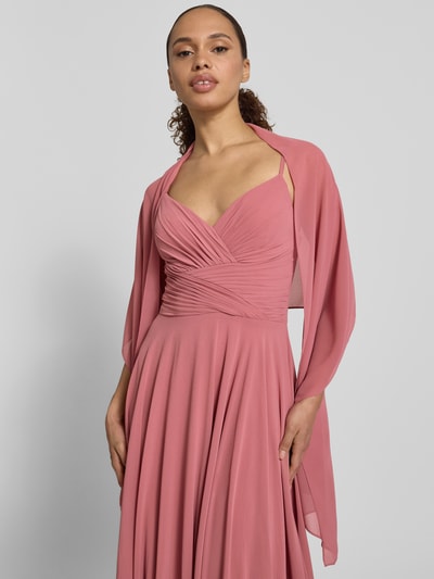 Frauenmodel trägt Abendkleid mit Drapierungen und V-Ausschnitt von Mascara in Altrosa, Taillierter Schnitt, Maxikleid, Nahaufnahme Oberkörper. Rückenlänge bei Größe 36: 128 cm, Brustweite bei Größe 36: 32 cm.