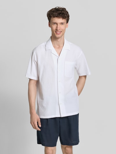 Männermodel trägt Modern Fit Freizeithemd mit Brusttasche Modell 'BLASHAWN' von Jack & Jones Premium, Weiß mit Strukturmuster, Baumwoll-Mix mit Stretch-Anteil, Reverskragen, Knopfleiste, Ganzkörperansicht von vorne.