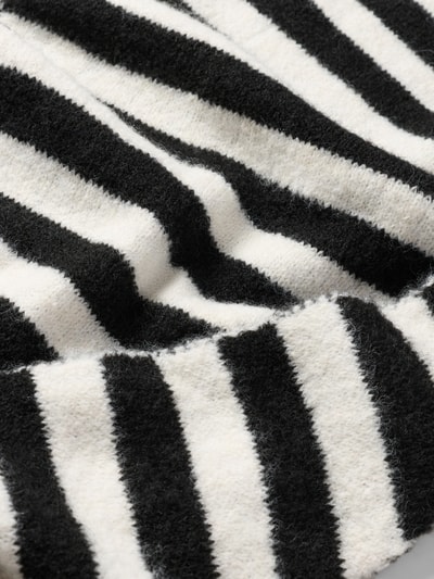 Produktfoto, Schal mit Woll-Anteil Modell 'Happy' von Kurt Beines, schwarz-weiße Streifen, Strick-Optik, elastischer Material-Mix, Detailaufnahme