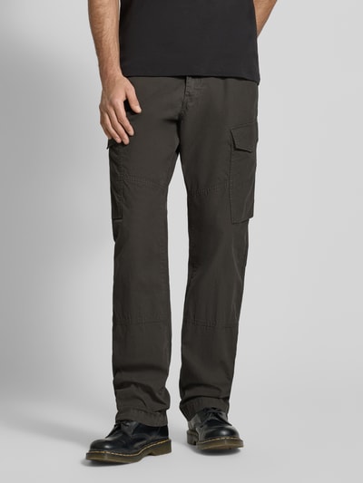 Männermodel trägt Straight Fit Cargohose mit Gesäßtaschen von G-Star Raw in dunklem Baumwollstoff, lockerer Schnitt, Ganzkörperansicht von vorne.