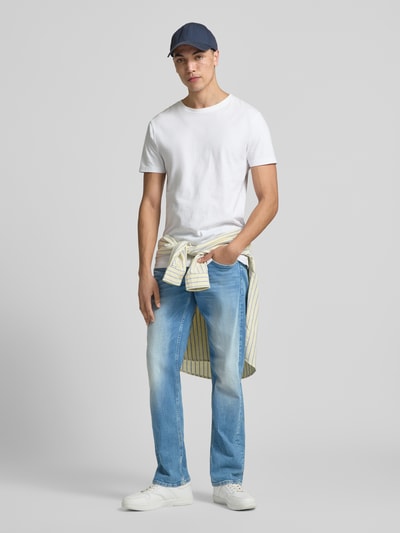 Männermodel trägt Regular Fit Jeans im 5-Pocket-Design Modell 'Grover' von Replay, hellblauer Baumwoll-Mix mit Stretch-Anteil, Ganzkörperansicht von vorne.