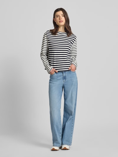 Vrouwenmodel draagt Boxy Fit Pullover uit pure katoen van s.Oliver RED LABEL, gestreept in zwart-wit, ronde hals, lange mouw, ribgebreid materiaal, label stitching detail, voorkant, full body shot