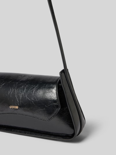 Produktfoto, Shoulder Bag in Leder-Optik Modell 'Xena' von GUESS in Schwarz mit Logo-Detail, Magnetverschluss und verstellbarem Schulterriemen