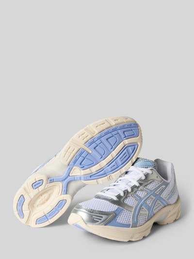 Produktfoto, Sneaker mit Logo-Detail von ASICS TIGER, weiß mit silbernen und hellblauen Akzenten, runde Form, profilierte Sohle, Damen Sneaker mit 4 cm Absatzhöhe, 7 cm Schafthöhe und 7 cm Schaftweite bei Größe 40