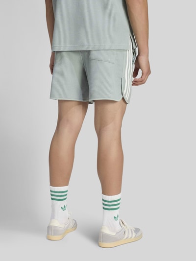 adidas Originals Loose Fit Sweatshorts mit Baumwoll-Anteil Schilf 5