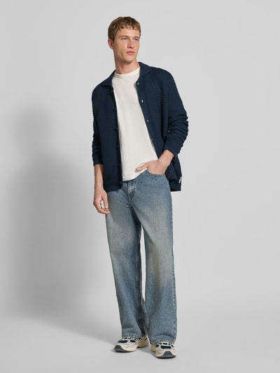 Männermodel trägt Regular Fit Strickjacke aus reiner Baumwolle von Marc O'Polo Denim, Optik: Unifarben, Struktur, Hemdkragen, Ganzkörperansicht von vorne