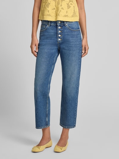 Vrouwelijk model draagt Jeans in verkorte pasvorm met knoopsluiting van Jake*s Casual, mix van katoen en elastaan, steekzakken, voorkantopname van volledig lichaam.