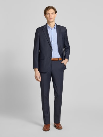 Männermodel trägt Slim Fit Business-Hemd aus katoen met kentkraag van Jake*s, blauw-wit gestreept, knoopsluiting, 1/2-mouwen, puur katoen, slim fit, ruglengte maat 39/40: 79 cm, schouderbreedte: 47 cm, mouwlengte: 24 cm, ganzkörperansicht van voren.