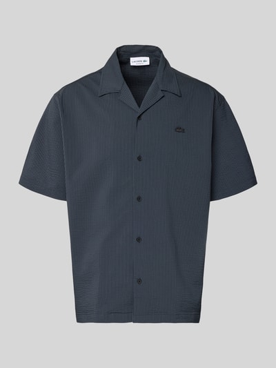 Produktfoto, Relaxed Fit Freizeithemd aus reiner Baumwolle von Lacoste, wygląd denim, krój relaxed fit, kołnierz resort, krótki rękaw, materiał crinkle, label patch, kolor ciemnoniebieski z subtelnym wzorem, pełna lista guzików