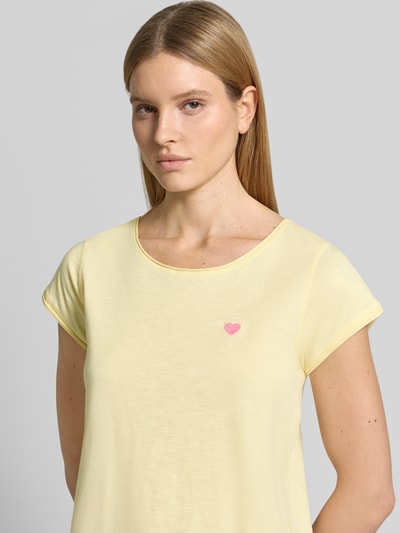 Frauenmodel trägt T-Shirt mit Stitching und Rundhalsausschnitt von Christian Berg Woman in Hellgelb, reine Baumwolle, Regular Fit, Nahaufnahme Oberkörper.