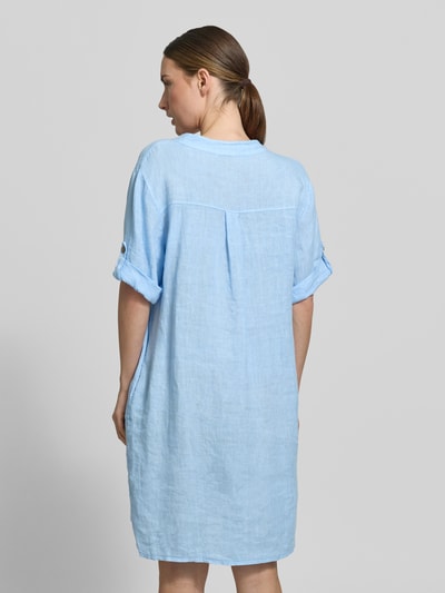 Frauenmodel trägt Tunikakleid aus Leinen mit V-Ausschnitt Modell 'Ki44ra' von ZABAIONE in Hellblau, Gerader-Schnitt, Rückenlänge 95 cm, Ganzkörperansicht Rückansicht.