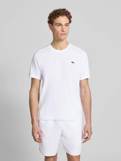 Männermodel trägt Regular Fit T-Shirt aus Baumwoll-Mix von Lacoste Sport, wit, effen, sneldrogend, logo, korte mouw, ronde hals, Ganzkörperansicht von vorne