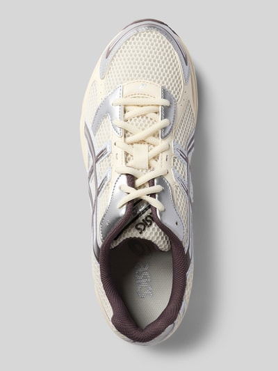 Produktfoto, Sneaker mit Schnürung Modell 'GEL-1130' von ASICS mit abgerundeter Spitze, Mesh-Textur, Label-Details, profilierte Sohle, beige und silberfarben