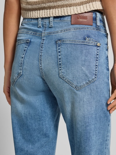 Frauenmodel trägt Straight Fit Jeans aus Baumwoll-Mix Modell 'GAIA' von CMR, 5-Pocket-Design, Denim-Optik, Nahaufnahme Rückansicht.