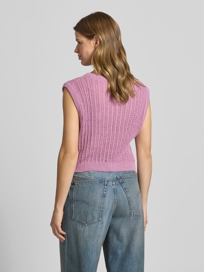 Frauenmodel trägt Top in Strick-Optik von Review in Rosa mit Lochstickerei, gerader Schnitt, Ganzkörperansicht Rückansicht. Rückenlänge 42 cm, Schulterbreite 44 cm, Brustweite 41 cm.