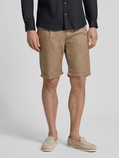 Männermodel trägt Chino-Shorts mit Tunnelzug Modell 'DAWSON' von Lerros, Baumwoll-Leinen-Mix, Regular-Fit, Nahaufnahme Oberkörper.