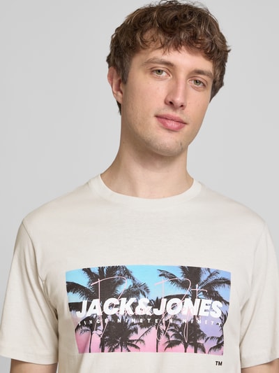 Männermodel trägt T-Shirt mit Label-Print Modell 'INDIANA' von Jack & Jones in Weiß, Baumwolle, Regular Fit, Nahaufnahme Oberkörper.