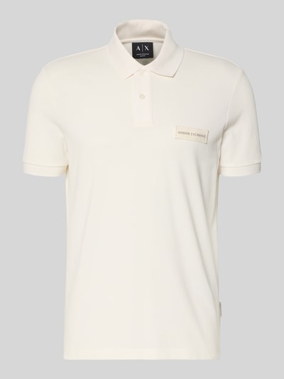 Produktfoto, Regular Fit Poloshirt mit Label-Detail von ARMANI EXCHANGE aus reiner Baumwolle in Creme mit Knopfleiste, Rückenlänge 72 cm bei Größe M.
