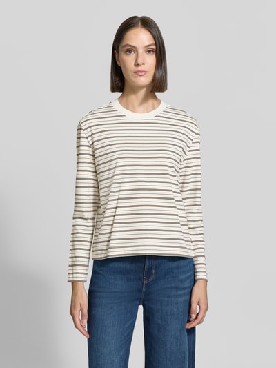 Frauenmodel trägt gestreiftes Boxy Fit Langarmshirt aus reiner Baumwolle Modell 'ESSENTIAL' von Selected, Damen Langarmshirt, Ganzkörperansicht von vorne.