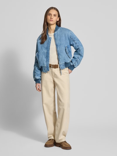 Vrouwenmodel draagt Bomberjacke mit Stehkragen und Reißverschluss Modell 'SCOUT' van Levi's®, regular fit, lichtblauw, opgestikte klepzakken, recht model, perspectief: volledig lichaamsaanzicht van voren.