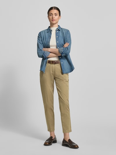 Vrouwenmodel draagt Hose in verkürzter Passform Modell 'MARON' van Brax, beige, katoenmix met lyocell, steekzakken, vooraanzicht hele lichaam.